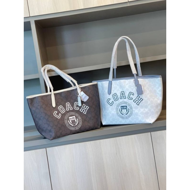 COACH City Tote In Signature Canvas With Varsity Motif กระเป๋าอเนกประสงค์จาก Coach ช็อป outlet
