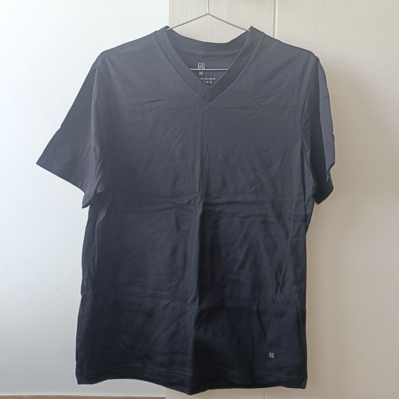 เสื้อยืด คอวี สีดำ ของ GQ