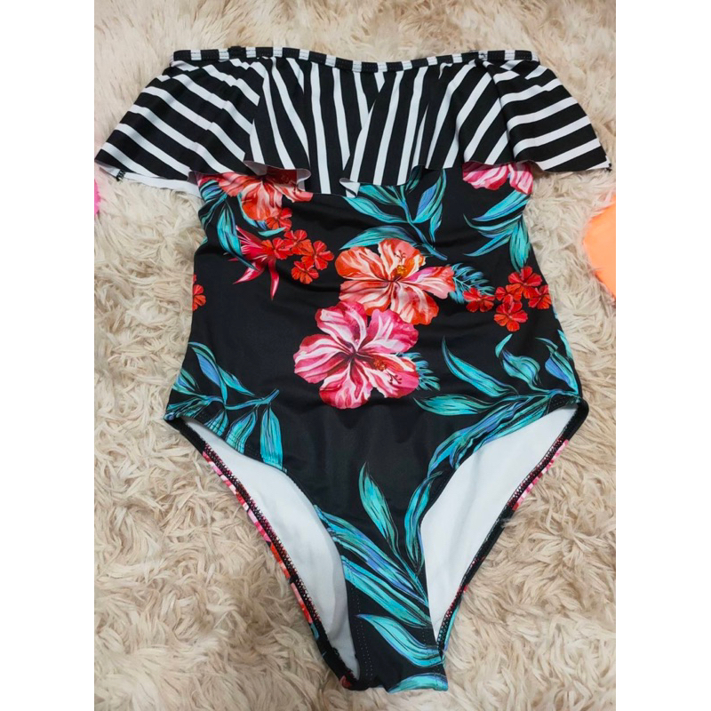 วันพีซ งาน (Shein) ลายดอกเกาะอก ไม่โป๊ ไซร์ S-M ต้นๆ มือ1 ราคา 79 บาท