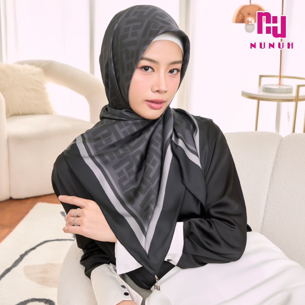 NUNUH ICON II ผ้าคลุมผมฮีญาบมุสลิม ลายโมโนแกรม แบบผ้าพันเหลี่ยม