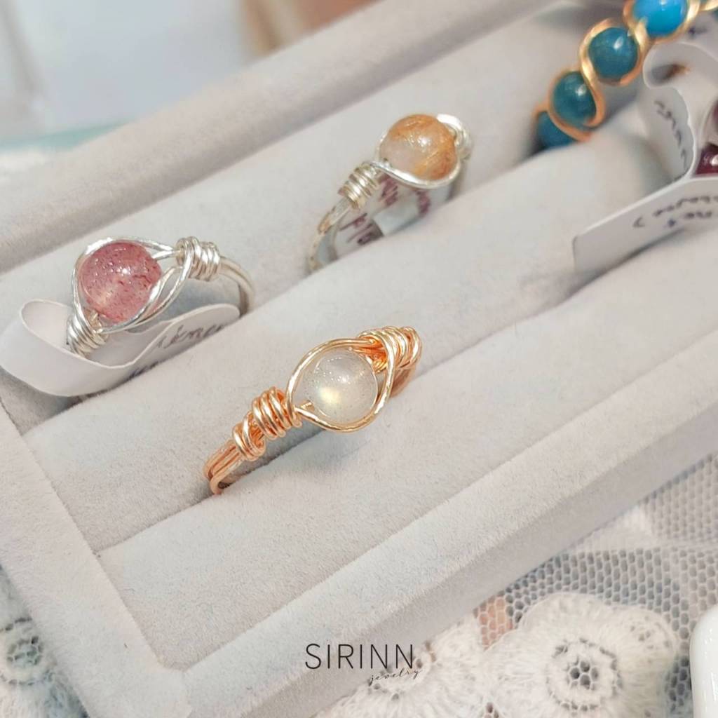Sirinn แหวนหินนำโชค Labradorite เหลือบสวย 6 mm เลือกไซส์นิ้วได้ 46 - 60 mm (เลือกหินได้)