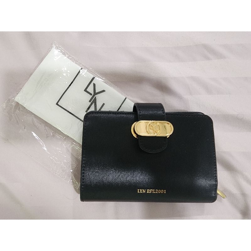 LYN กระเป๋าสตางค์ใบกลาง 4×6 นิ้ว ของแท้ ใช้เอง (used like new)