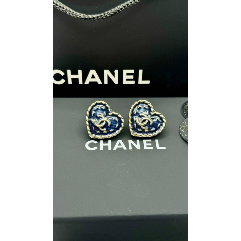 New Chanel Earrings Original 1:1 ภาพถ่ายจากสินค้าจริง งานตรงปก ขนาด: 2.3 cm. สี: อะไหล่ทองอ่อน สีน้ำเงินยีนส์