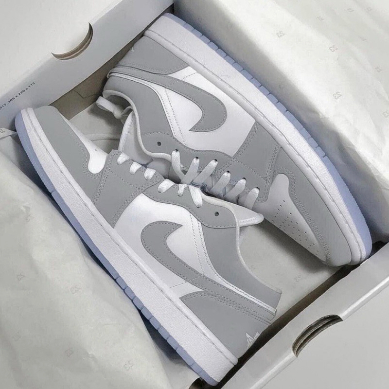 [รอสินค้า 2-5วัน] NIKE W Jordan 1 Low White Wolf Grey แท้ 100% (DC0774-105)