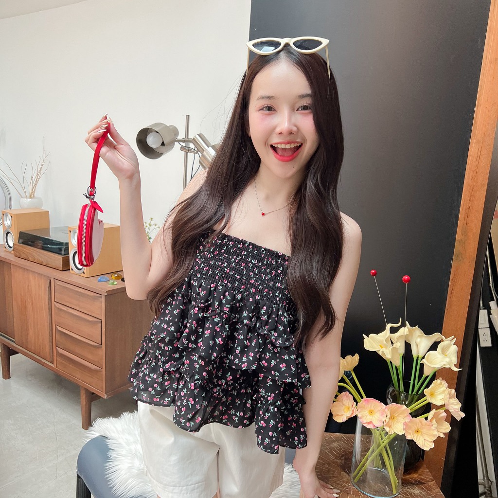 DAILYLOOK.SM --- Poison top เกาะอกลายดอกสีดำลายดอกไม้เล็กๆสีชมพู