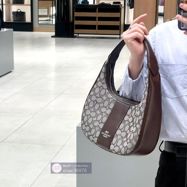 แท้💯% Outlet 11.2 นิ้ว Carmen Shoulder Bag กระเป๋าสะพายข้างใต้วงแขนสำหรับผู้หญิง กระเป๋าถือพระจันทร์ครึ่งเสี้ยว
