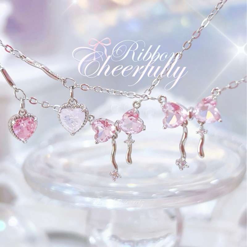 ลด80฿ โค้ดหน้าร้าน 𝑅𝒾𝒷𝒷𝑜𝓃 𝒞𝒽𝑒𝑒𝓇𝒻𝓊𝓁𝓁𝓎 สร้อยคอโบว์ ชุบเงินแท้92.5% หัวใจน่ารัก ประดับเพชรคริสตัลชมพู Pando