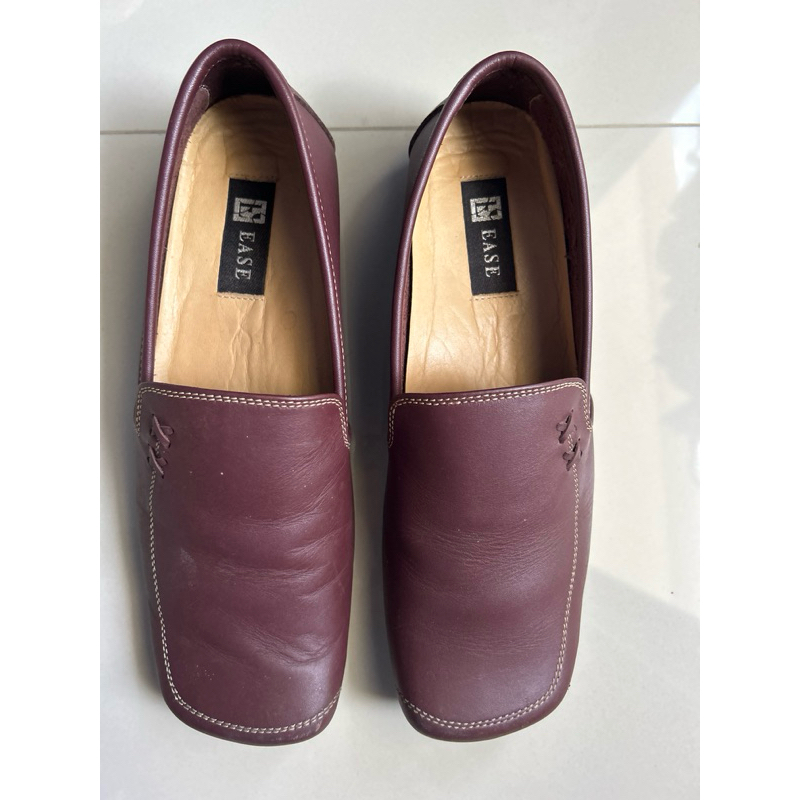 EASE 💯💯💯👟👟มือสอง​ สวยมากก 
สภาพ​ 90 % มี​ต​ำหนิตามรูป​
ตำหนิตามรูป
SIZE 39 EUR40, 25CM, 
ราคา​ 950 บ