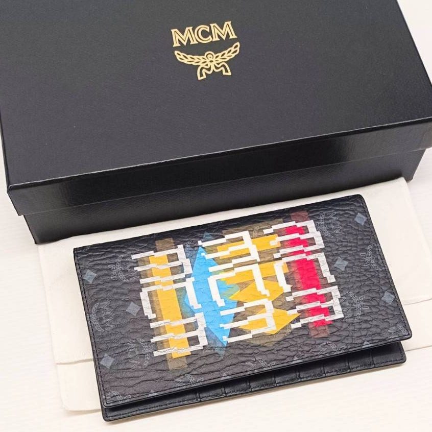 MCM Geo Grafitti Bifold Passport Case (ช็อปเกาหลี) *กรุณาทักแชทเพื่อเช็คสต็อคก่อนกดสั่งนะคะ*