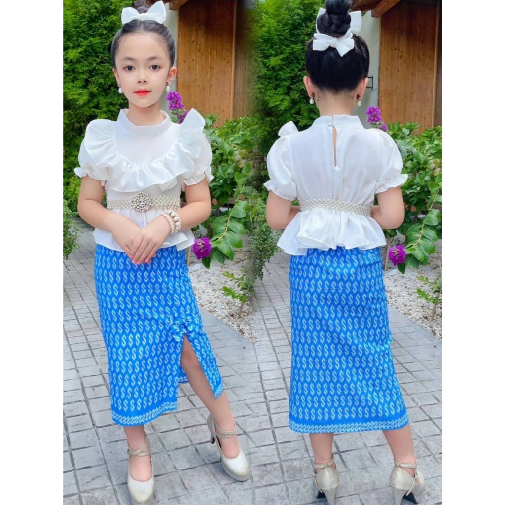 ชุดไทยประยุกต์เสื้อคอตั้งแขนตุ๊กตาแต่งระบายอก +กระโปรงยาวแต่งโบว์ พร้อมโบว์ผูกผม (ไม่รวมเครื่องประดับ)