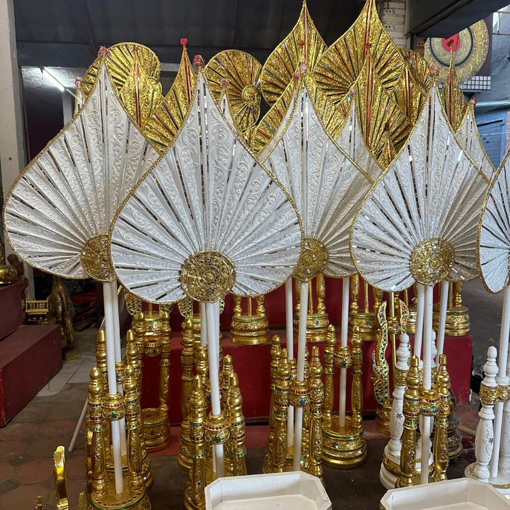 ตาลปัตร ชุดพร้อมฐาน สีขาวพัดใบลานแท้ ทรงตรง  ตาลปัตรงานบวช เดินเส้นลายไทยประดับกระจกสีขาว