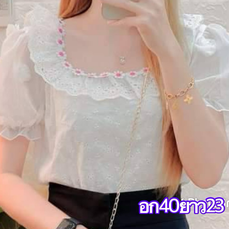 เสื้อผ้าทีซีแต่งฉลุข้างหน้าแขนตุ๊กตาปอมตรงคอมีระบายลูกไม้คอตต้อนติดดอกไม้ขมพู