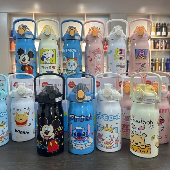 ขวดน้ำสแตนเลส ความจุขนาดใหญ่  มีหลอดดูด ยกดื่มได้ มีหูหิ้ว ลายการ์ตูน ราคา ถูกที่สุด ดีลบีเคเค แกลเลอรีภาพที่ 2