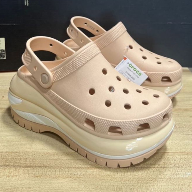 Buy 1pair get 4 Jibbitzs รองเท้าแตะผู้หญิง Crocs MEGA Clog รองเท้าผู้หญิงแบบรัดส้น เพื่อสุขภาพ