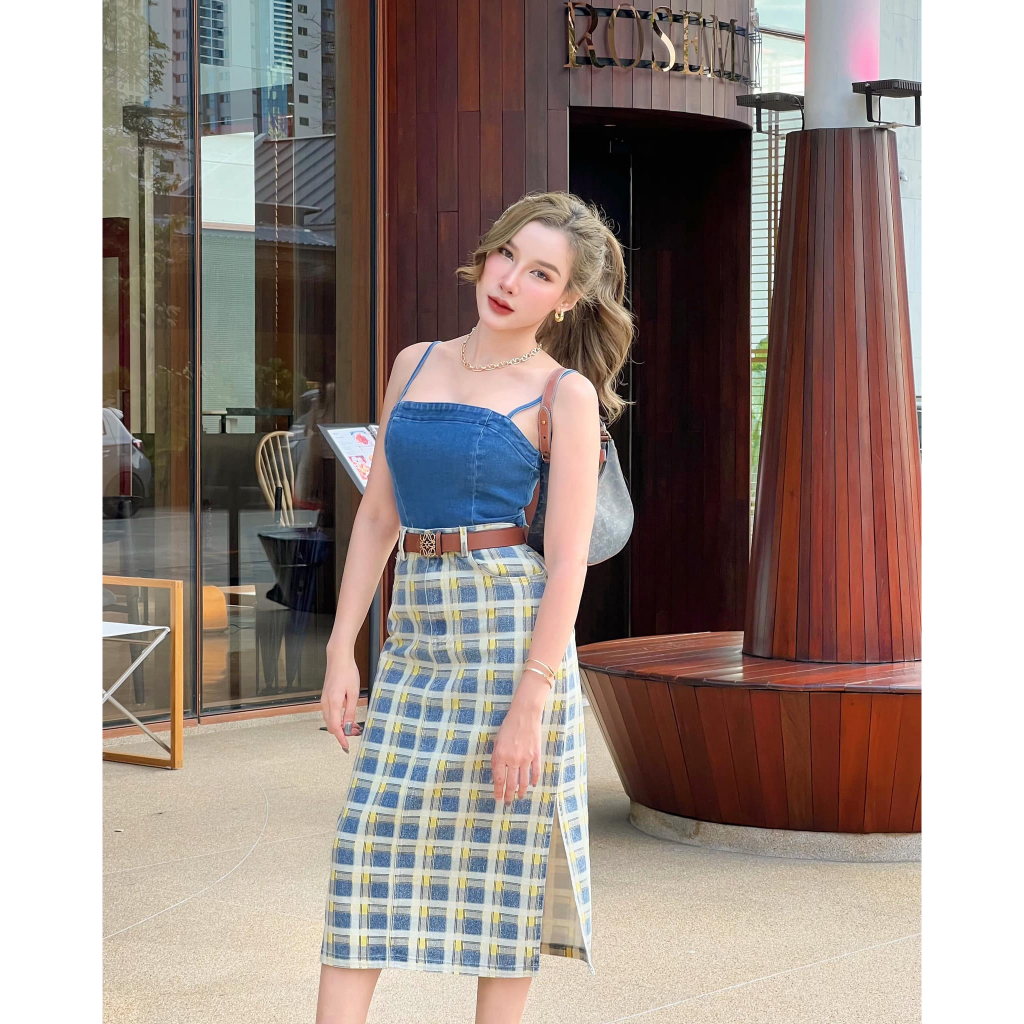 เซ็ตกระโปรงยาวผ่าข้างลายตาราง มาพร้อมกับเสื้อสายเดี่ยวผ้ายีนส์ เข้ารูปเข้าทรง มีเข็มขัดให้ งานตัดป้า
