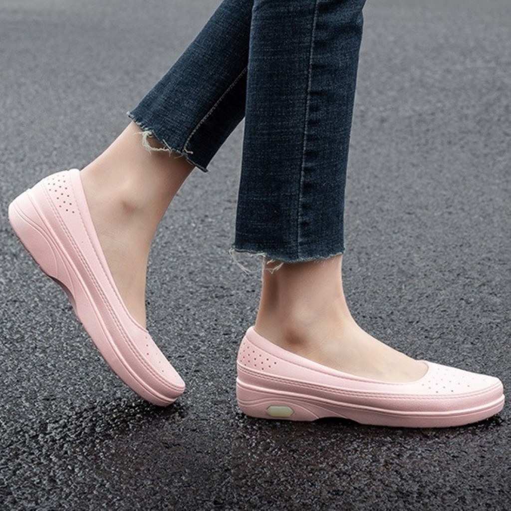 ꕥCatalog shoesꕥ รองเท้าคัชชูยาง รุ่นฉลุรูกลมเล็กๆ 3 สี ยางนิ่ม กันน้ำ มีส้น 2 cm. (20)