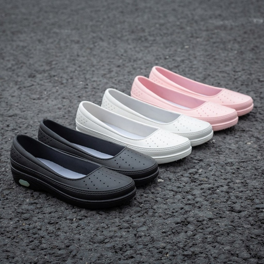ꕥCatalog shoesꕥ รองเท้าคัชชูยาง รุ่นฉลุรูกลมเล็กๆ 3 สี ยางนิ่ม กันน้ำ มีส้น 2 cm. (20)