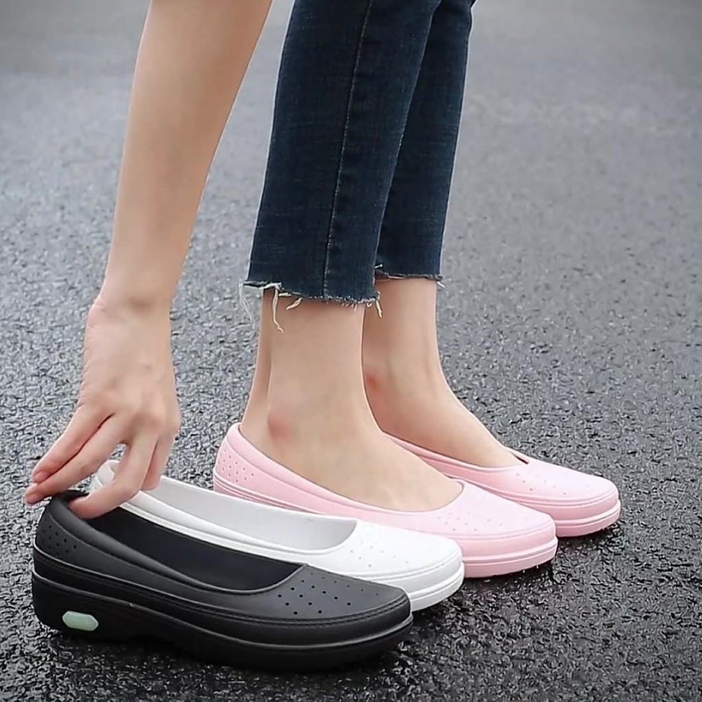 ꕥCatalog shoesꕥ รองเท้าคัชชูยาง รุ่นฉลุรูกลมเล็กๆ 3 สี ยางนิ่ม กันน้ำ มีส้น 2 cm. (20)