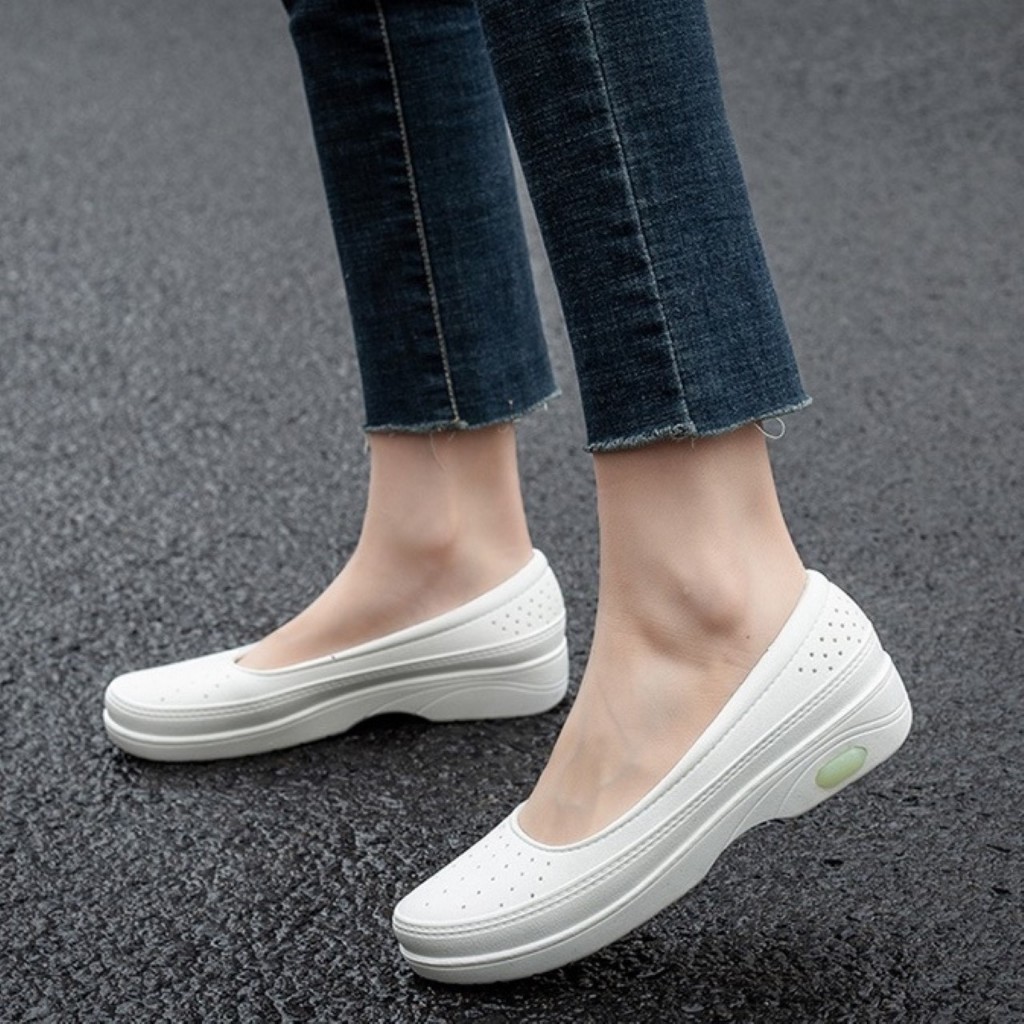 ꕥCatalog shoesꕥ รองเท้าคัชชูยาง รุ่นฉลุรูกลมเล็กๆ 3 สี ยางนิ่ม กันน้ำ มีส้น 2 cm. (20)