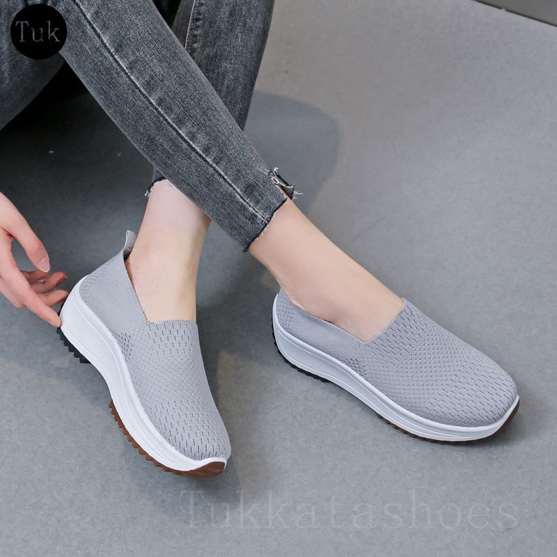 รองเท้าผ้าใบผู้หญิงเสริมส้นแบบสวม กันลื่น ใส่สวมง่าย