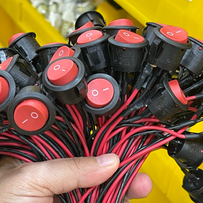 แพ็ค1ชิ้น สวิตช์เปิด-ปิด กลมต่อสาย 12-24V ไม่มีไฟ สำดำกับสีแดง