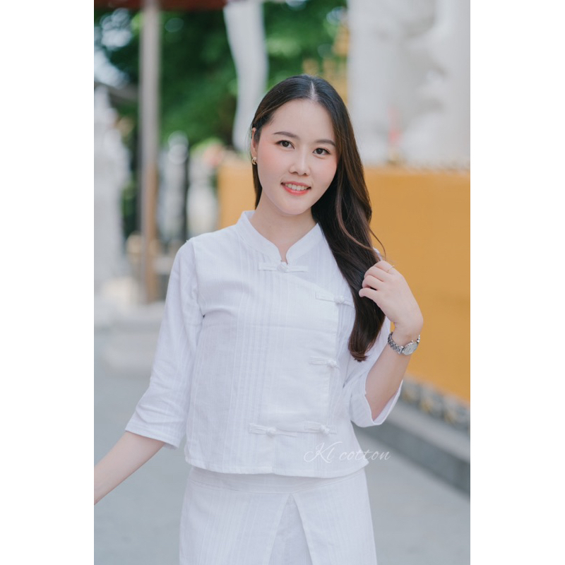 เสื้อผ้าฝ้ายด็อบบี้สีขาวนวล แต่งกระดุมจีน ชุดทำบุญ