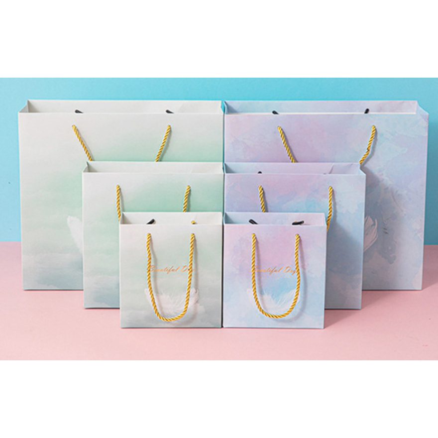 ถุงกระดาษ พิมพ์ลาย หูเชือก สีทอง มี 3 ขนาด (สินค้าพร้อมส่งในไทย)