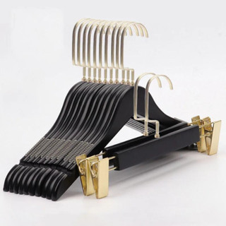 🍒grace Thai🍒 ไม้แขวนเสื้อไม้เนื้อแข็งและไม้หนีบกางเกง มีแทบก…