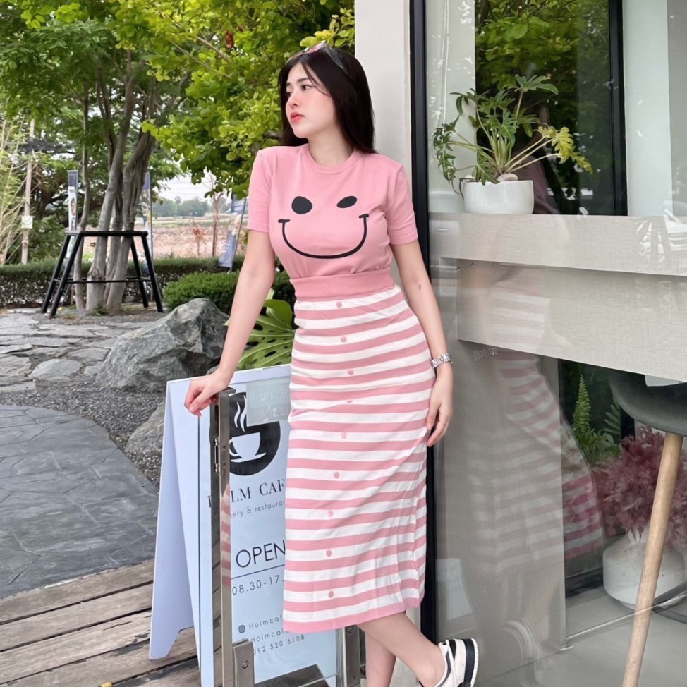 ชุดเซต 2 ชิ้น เสื้อครอปแขนสั้น+กระโปรงยาวรัดรูป ผ้าไหมพรม💗 เนื้อผ้าดี สาวอวบใส่ได้ รุ่น ทูโทนหน้ายิ้ม