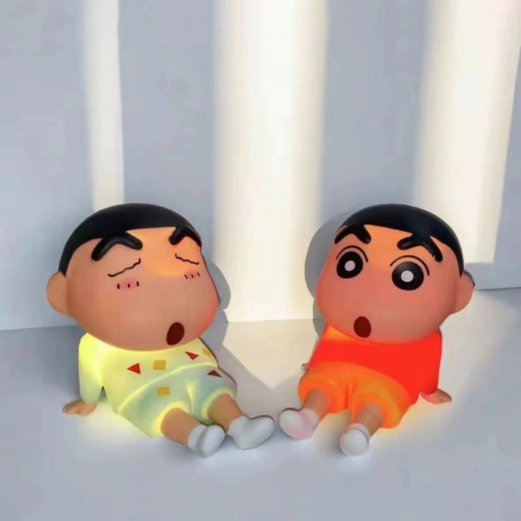 【จัดส่งจากกรุงเทพ 】Crayon Little Shin-chan รูป Nightgown Shin-chan ขาตั้งโทรศัพท์มือถือตุ๊กตาประดับ