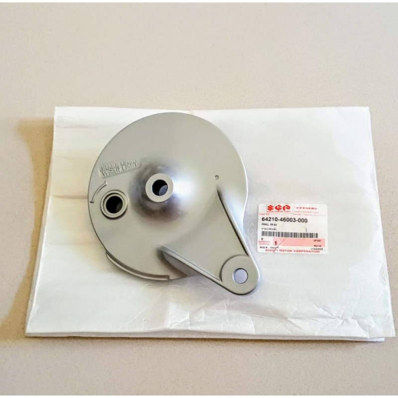จานเบรคหลัง / ฝาครอบดุมหลัง SUZUKI RC100 RC110 คริสตัล แท้ศูนย์ (64210-46003-000) ราคา ถูกที่สุด ดีลบีเคเค แกลเลอรีภาพที่ 2