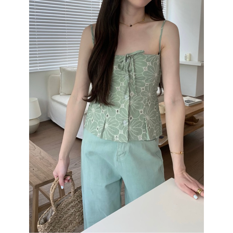 ส่งต่อ เสื้อสายเดี่ยวรุ่น Bali Camisoles จากแบรนด์ NOMADE.& เสื้อสายเดี่ยวกระดุมหน้าผ้าปักฉลุลายดอก