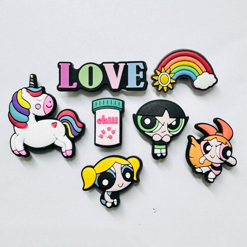 JBCT 🛍️ 🌈ตัวติดรองเท้ามีรู “ ยูนิคอน เพาเวอร์พัฟ “ ✨🌸 Shoe Charms “ Unicorn power Puff“ งานดีสีสวยสด