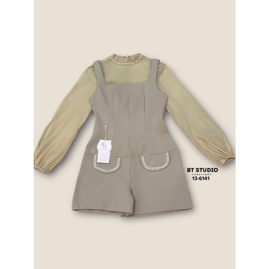 BT 13-6141  เซท2ชิ้นเสื้อแขนยาวคอปิดแต่งมุกเรียงรอบคอปลายแขนจั้มแมทซ์กับเพย์สูทสายเดี่ยวขาสั้นแต่งกร