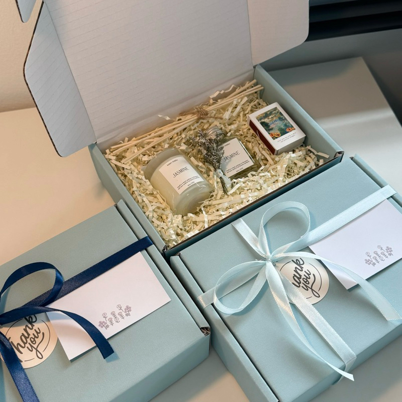 G62 (ไม่มีถุง) Gift box กล่องหูช้างสีฟ้า เทียนหอม size s ไม่มีฝา+ไม้หอมกระจายกลิ่น size s ช่อดอกไม้ในกล่อง, การ์ด