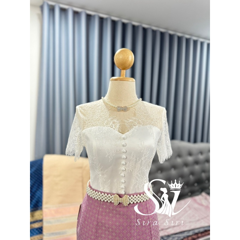 เสื้อลูกไม้คอหยัก ผ้าลูกไม้ฝรั่งเศส เนื้อนิ่ม ใส่สบาย มาพร้อมกับผ้าถุงสำเร็จรูป ซิปหลัง ผ้าไหมทอลายกวินตรา