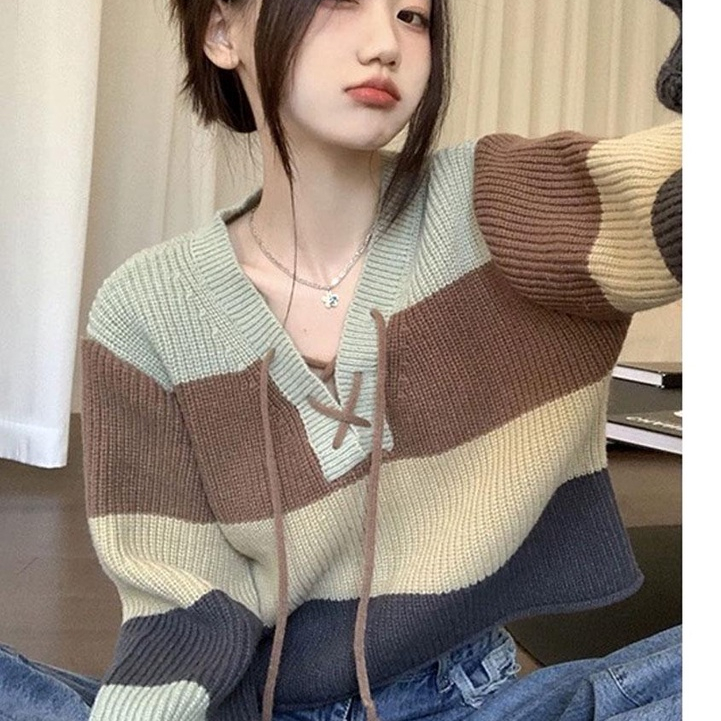 Grace เสื้อครอปถักไหมพรมแขนยาวลายทาง เสื้อไหมพรมแขนยาวผู้หญิง สีคอนทราสต์ ร้อยเชือกหน้า ใส่รับลมหนาวนี้ 56091-1