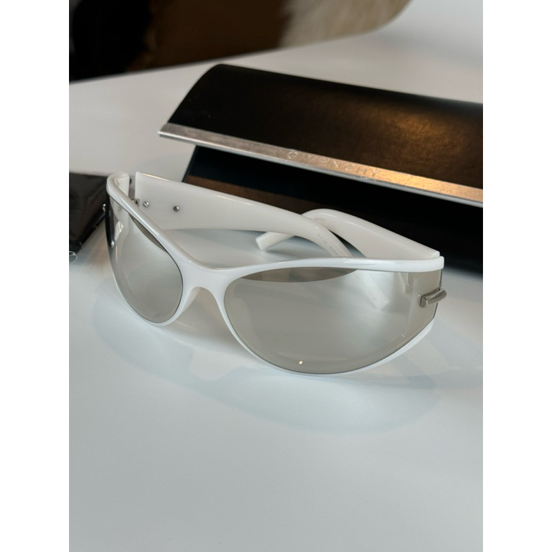 Givenchy sunglasses รุ่น runway ( used  )