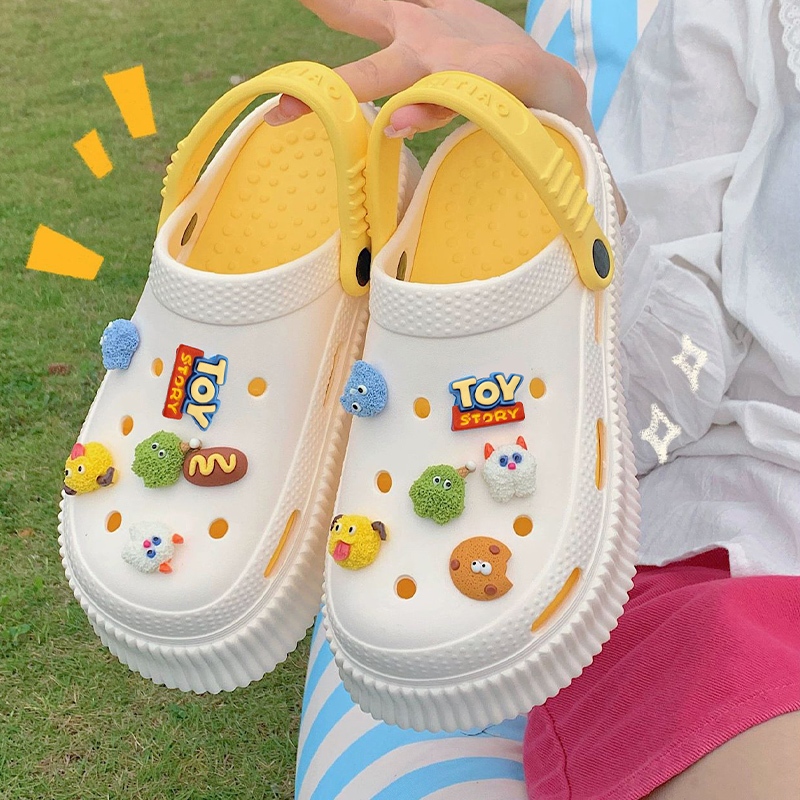 QKshop เข้าใหม่ รองเท้าแตะหัวโตแฟชั่น ทรงยอดฮิตใส่ง่ายสบายเท้าด้วยวัสดุยางนิ่มน้ำหนักเบา มีหลากหลายสีให้เลือก แถมฟรีชุด