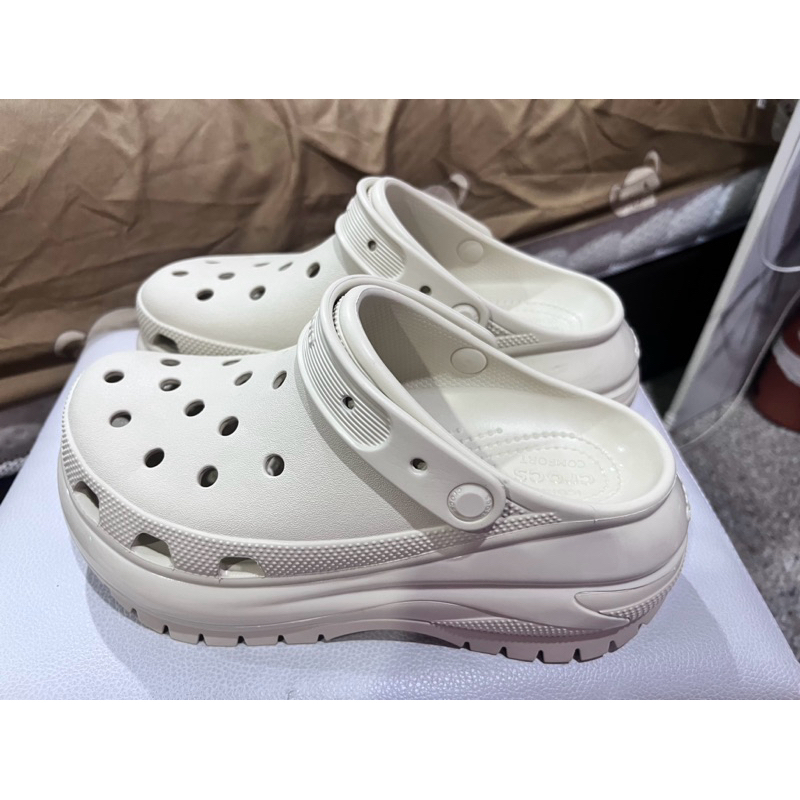 M7W9 CROCS รองเท้าลำลองผู้ใหญ่ MEGA CRUSH CLOG รุ่น 2079882Y2 - BONE