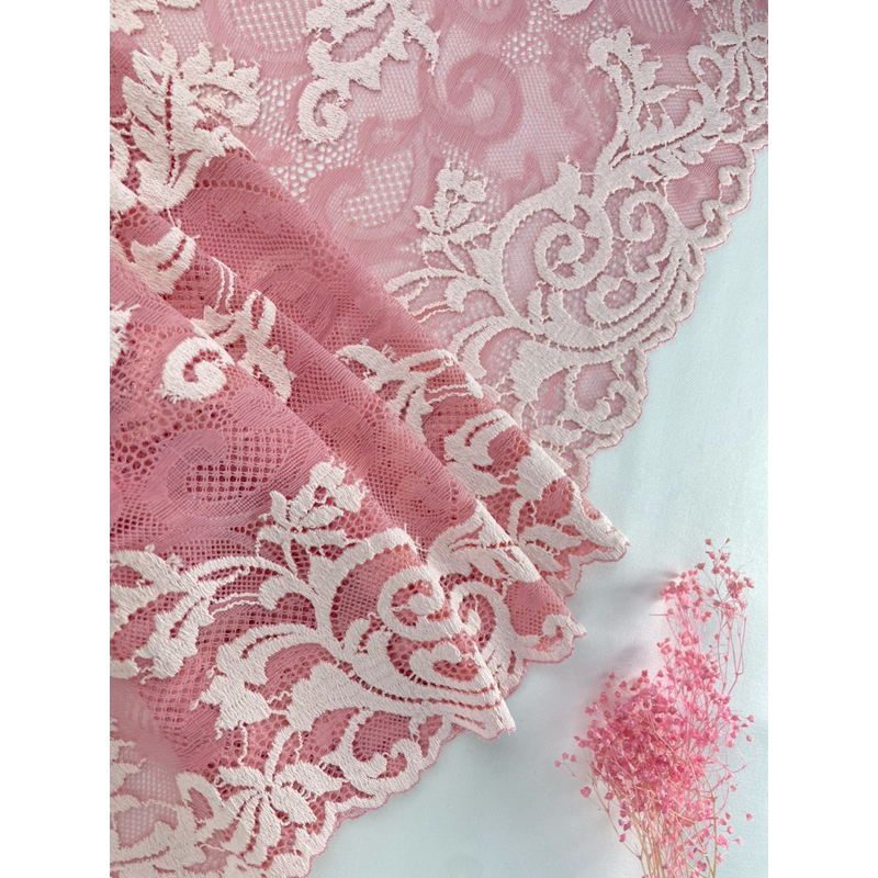 ลูกไม้ตกแต่ง ลูกไม้สีชมพู ผ้ายืด นิ่ม กว้าง 8.5 นิ้ว เมตรละ 50฿