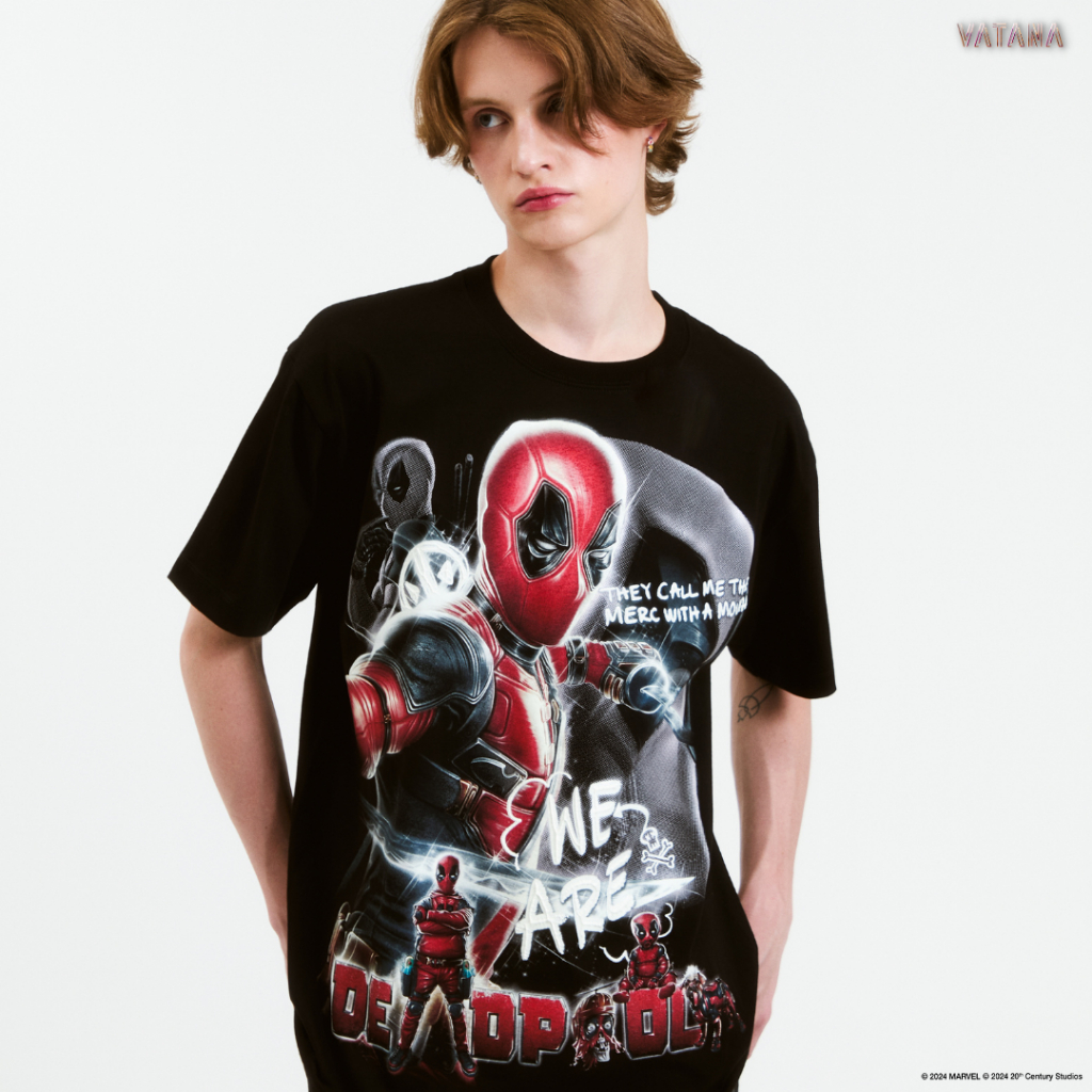 VATANA - เสื้อยืดพิมพ์ลาย WE ARE DEADPOOL! SUNSHINE'S GLOW ลิขสิทธิ์ MARVEL