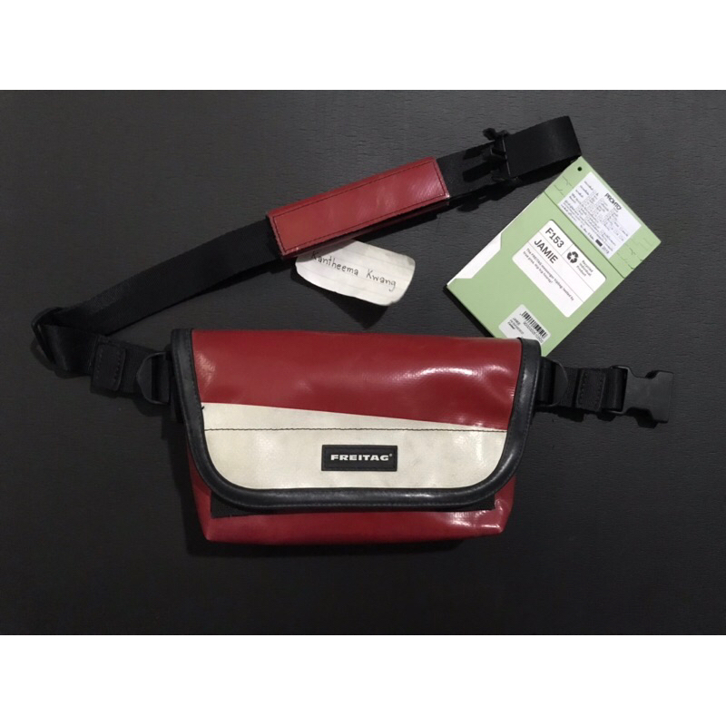 FRETAG JAMIE ผ้าแดง สกรีนขาว