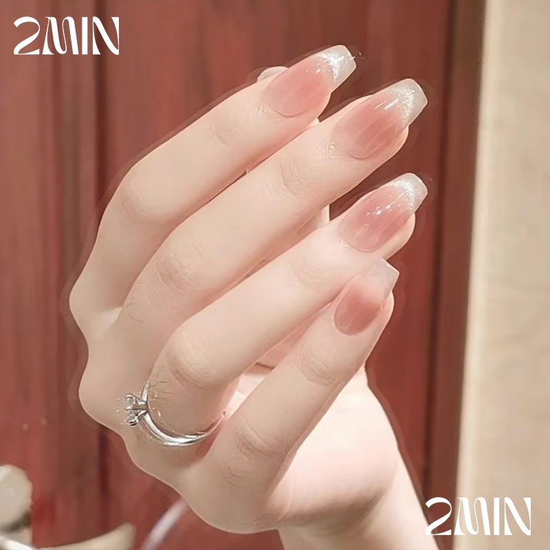 2min เล็บปลอมเจลแท้ แฮนด์เมด ทรงรองเท้าบัลเลต์สั้น ดีไซน์ด้วยสีนู้ดตรงปลายด้วยสีเงินแฟลช โชว์มือเรียวและขาว ใช้ซ้ำได้