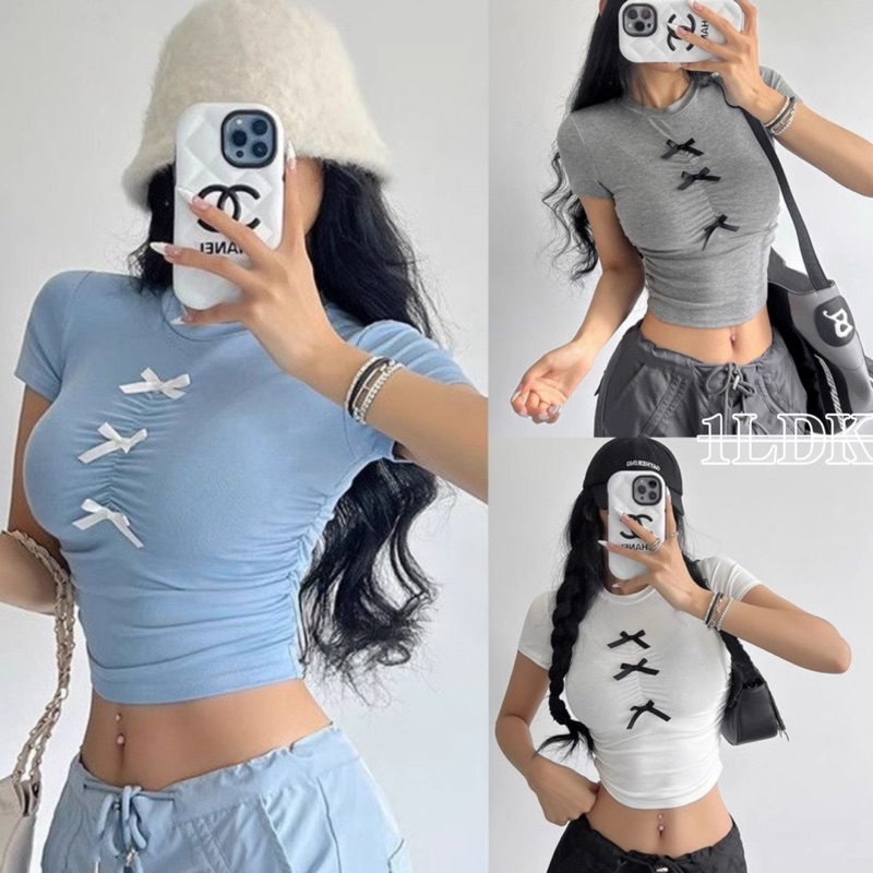 1LDK พร้อมส่ง เสื้อยืดครอปแขนสั้นคอกลม แต่งติดโบว์จั้ม รัดรูป(518)