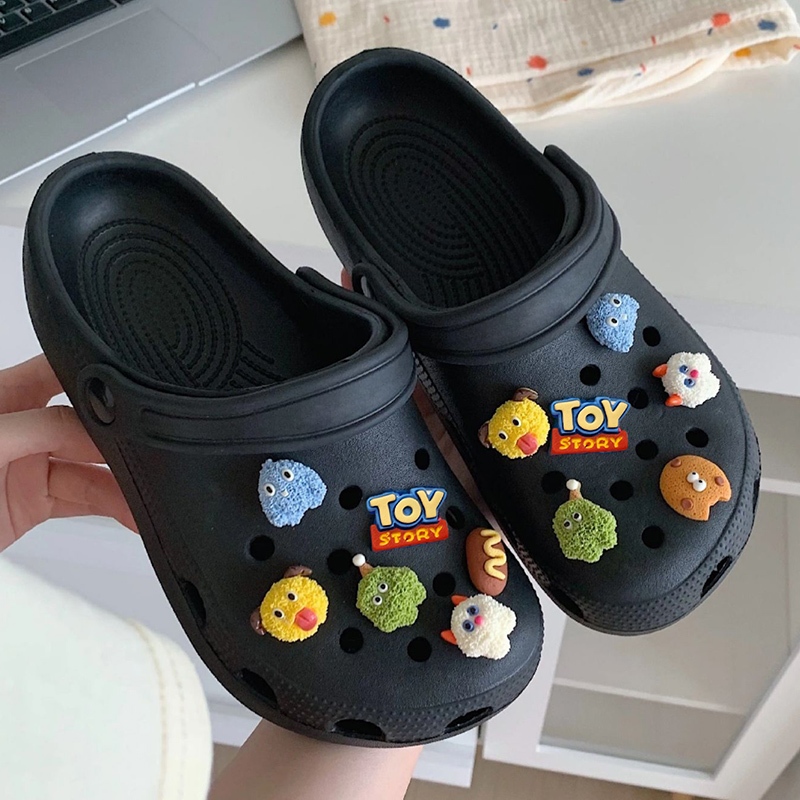 Luckkyshoes แฟชั่นใหม่ รองเท้าหัวโตแฟชั่น งานรัดส้นทรงสวย สีสันคุมโทน น้ำหนักเบามาพร้อมตัวติดการ์ตูนแบบเก๋ๆให้ไปด้วยบอกเ