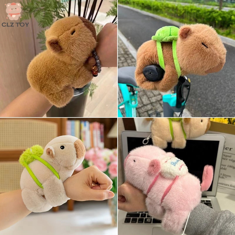 CLZ🎉Capybara🎉คาปิบาระหนูสีชมพูคาปิบาระตุ๊กตาตุ๊กตาตบสร้อยข้อมือ ตุ๊กตาสัตว์จําลองตุ๊กตาน่ารักข้อมือสไตล์ คาปิ