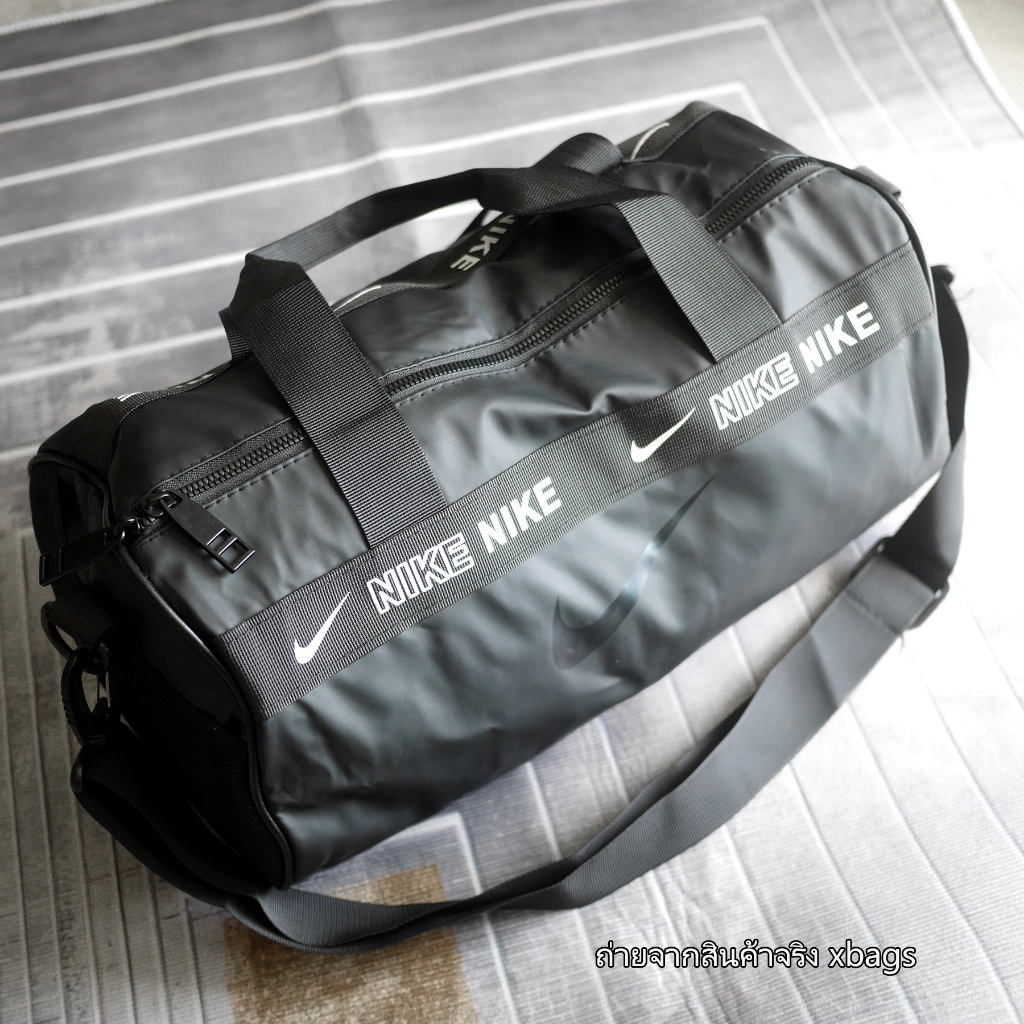 Nike กระเป๋าฟิตเนส/เดินทางแบบหิ้ว ขนาด 38 ซม. ผ้ามันกันน้ำ สกรีนโลโก้ดำ สายสะพายไหล่ถอดได้