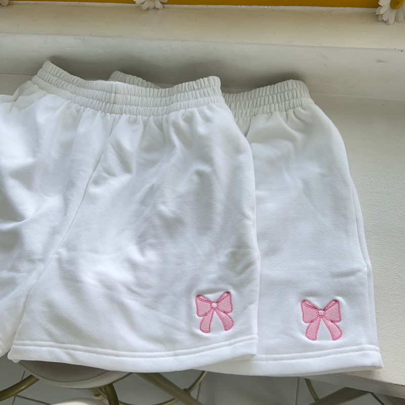 [IRISCIRCLE]พร้อมส่ง ***สีครีม***🎀💘IRIS SWEATPANTS Ribbon Candy กางเกงวอร์มขาสั้นปักลายโบว์ 🎀 ผ้าดี ทรงสวยใส่สบาย - รูปที่ 3