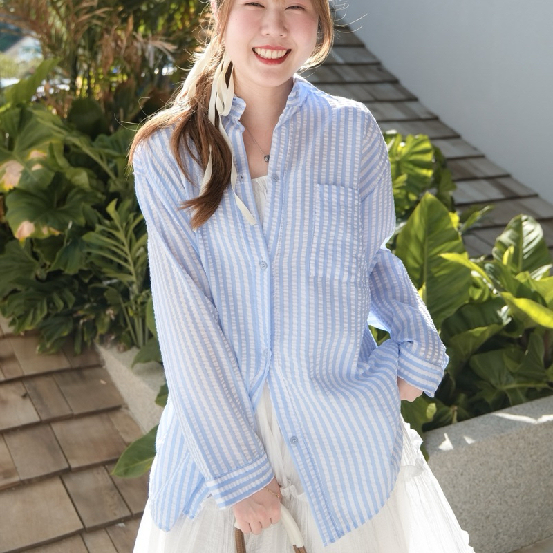 Chakiya.store เสื้อเชิ้ตโอเวอร์ไซส์ ลายทางฟ้าสลับขาว ใส่คลุมสวยมั่ก